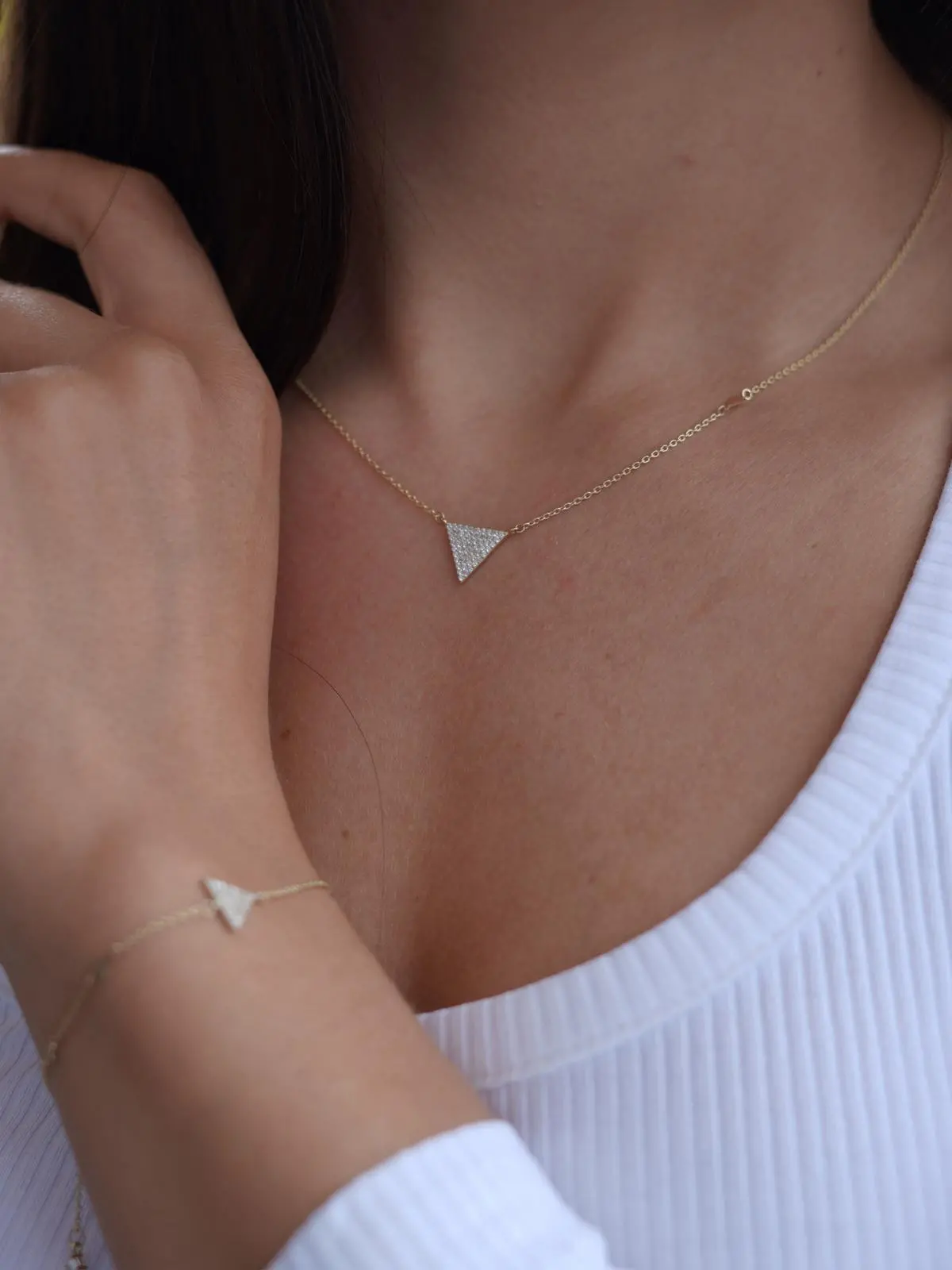 Halskette mit Anhänger aus echtem Gelbgold mit Zirkonia an Damendekollete - Amelie | Skintype