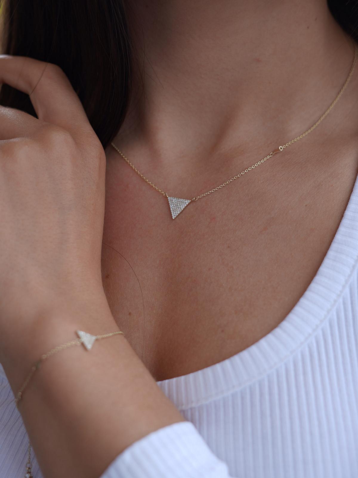 Halskette mit Anhänger aus echtem Gelbgold mit Zirkonia an Damendekollete - Amelie | Skintype
