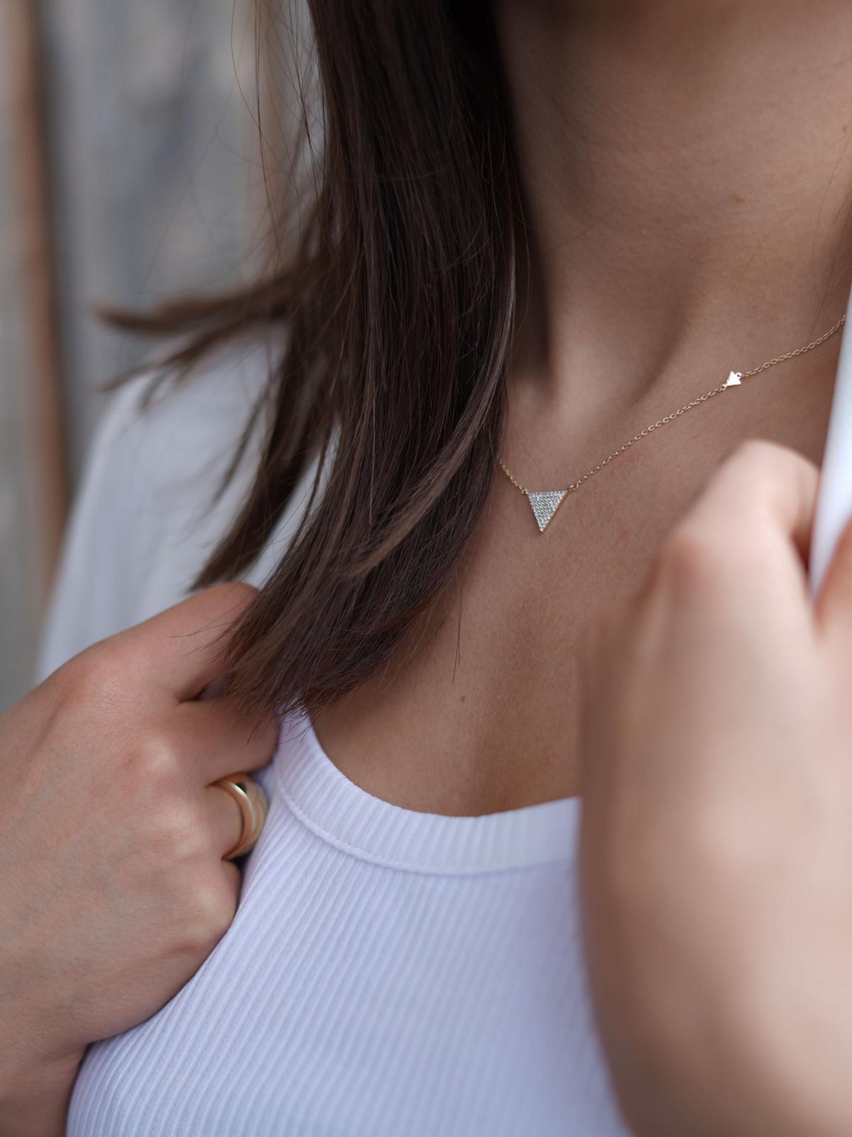 Halskette mit Anhänger aus echtem Gelbgold mit Zirkonia an Damendekollete - Amelie | Skintype