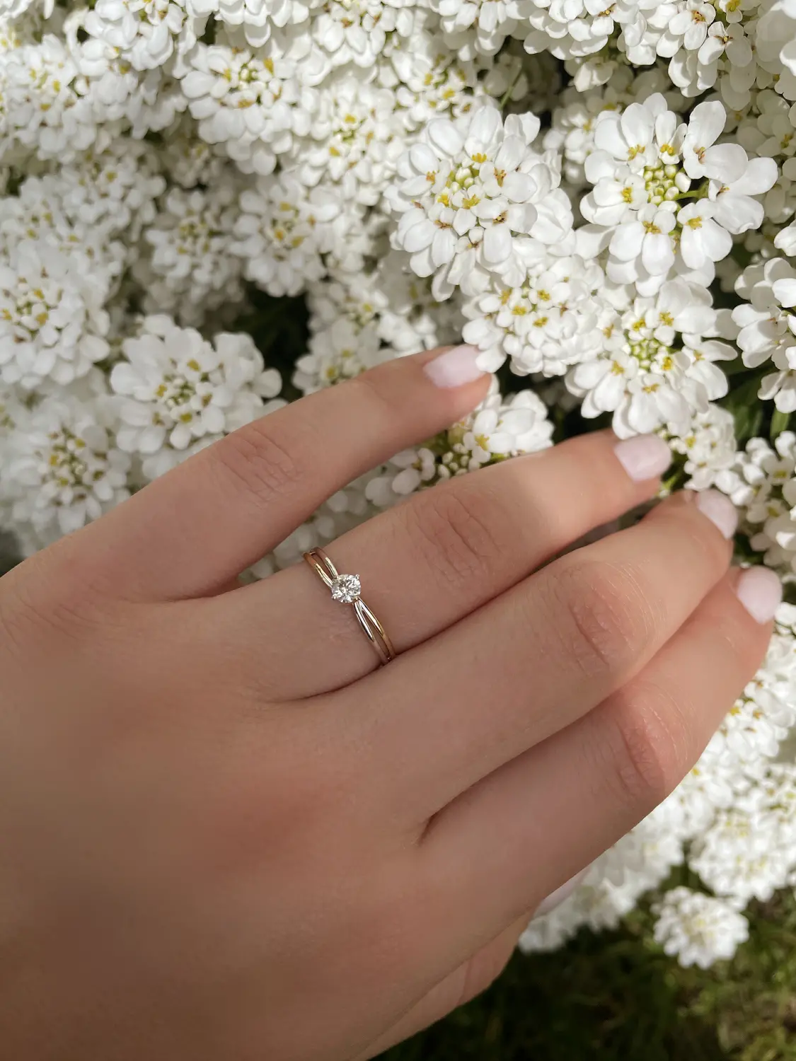 Damenring aus echtem Gelbgold mit Diamanten an Damenhand - Lambada | Skintype
