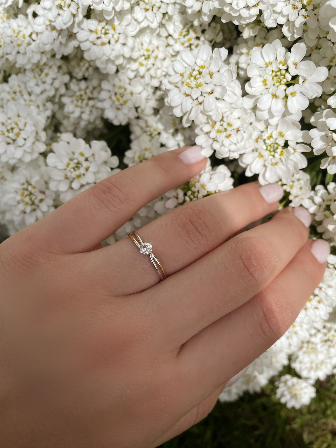 Damenring aus echtem Gelbgold mit Diamanten an Damenhand - Lambada | Skintype