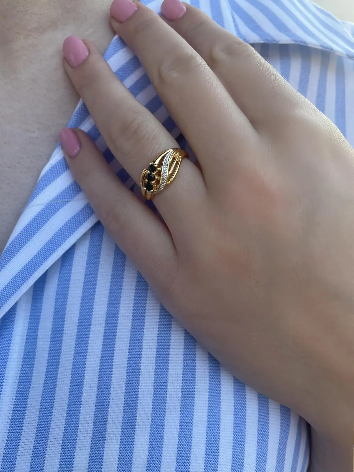 Damenring aus echtem Gelbgold mit Diamanten und Saphir Edelsteinen an Damenhand - Our Lady | Skintype Damenring aus echtem Gelbgold mit Diamanten und Saphir Edelsteinen an Damenhand - Our Lady | Skintype