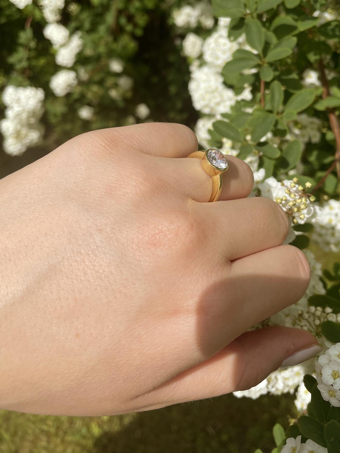 Verlobungsring aus echtem Gelbgold mit Zirkonia an Damenhand - Fascinating | Skintype