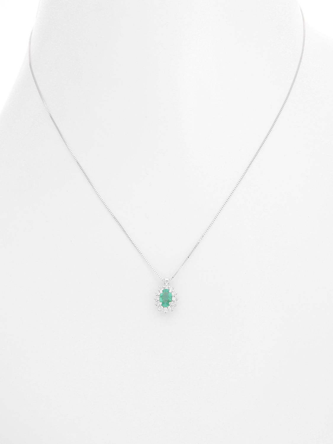 Weiße Brüste trägt Collier am Hals 