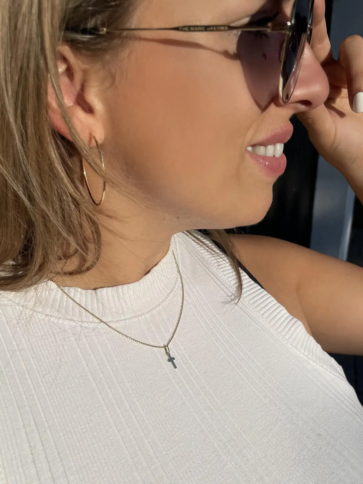 Kreuzanhänger für Damen und Mädchen aus echtem Gelbgold an Dekolleté - Rapallo | Skintype