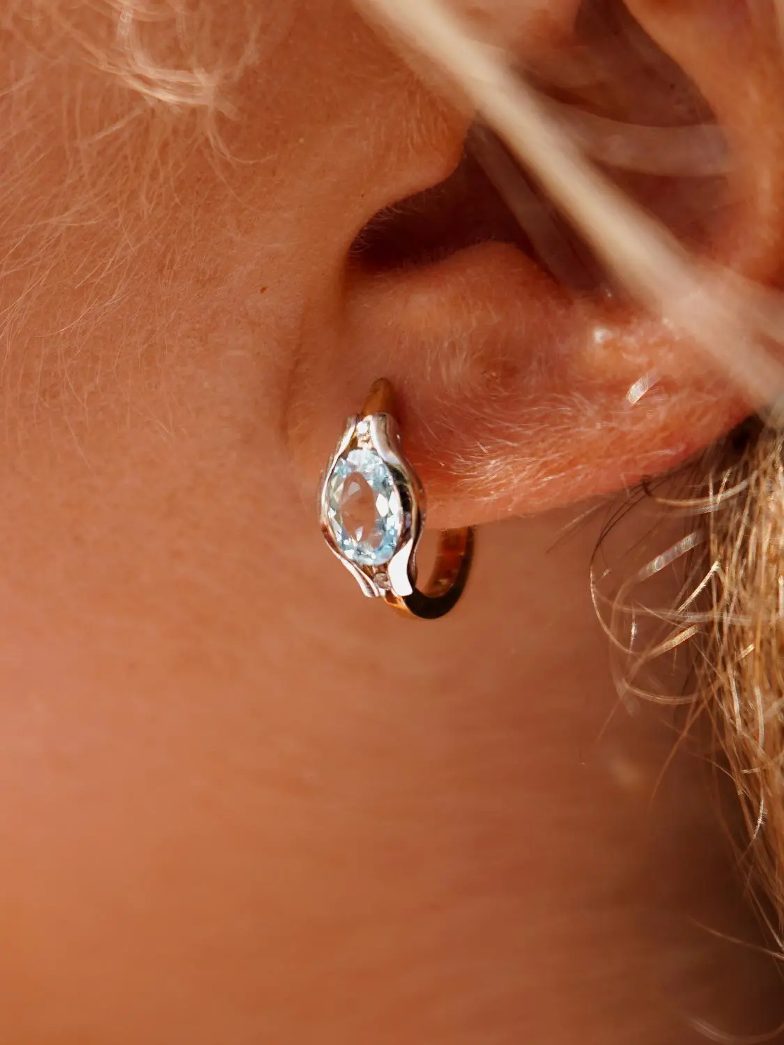 Damencreolen aus echtem Gelbgold & Weißgold mit Blautopas Edelsteinen an Damenohr - Athene | Skintype