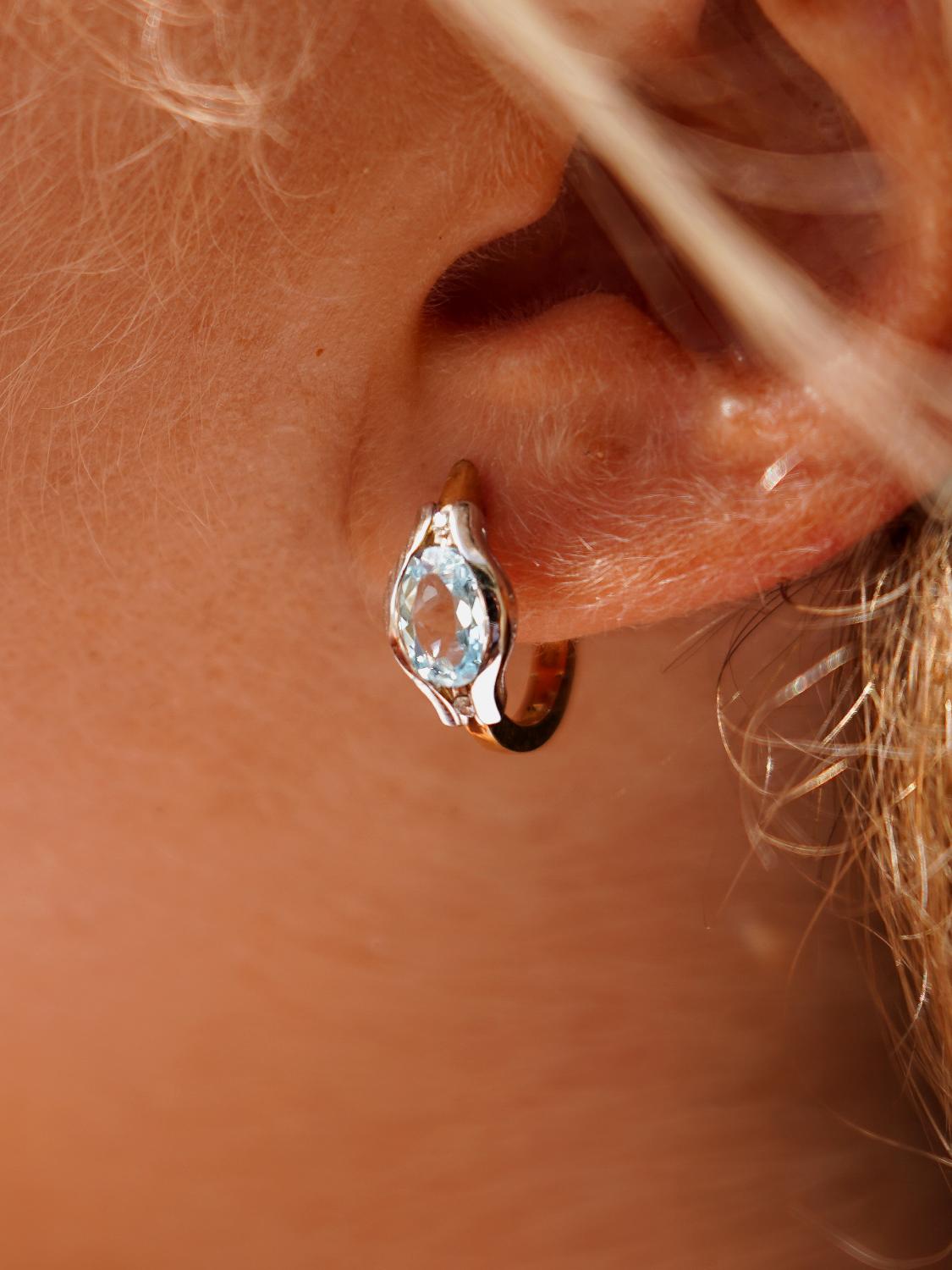 Damencreolen aus echtem Gelbgold & Weißgold mit Blautopas Edelsteinen an Damenohr - Athene | Skintype