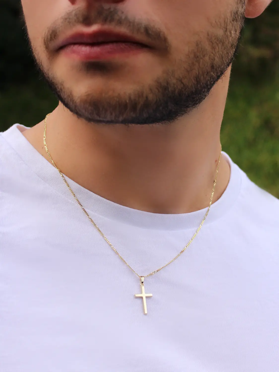 Kreuzanhänger für Damen & Herren aus echtem Gelbgold an Herrendekollete - Landour | Skintype