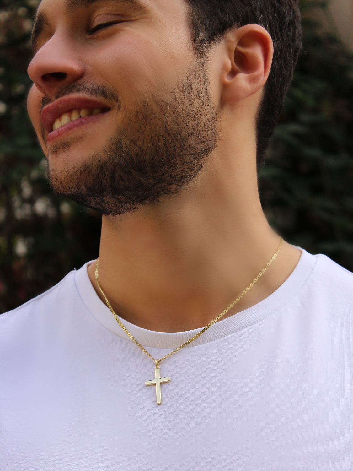 Kreuzanhänger für Damen & Herren aus echtem Gelbgold an Herrendekollete - Hoss | Skintype