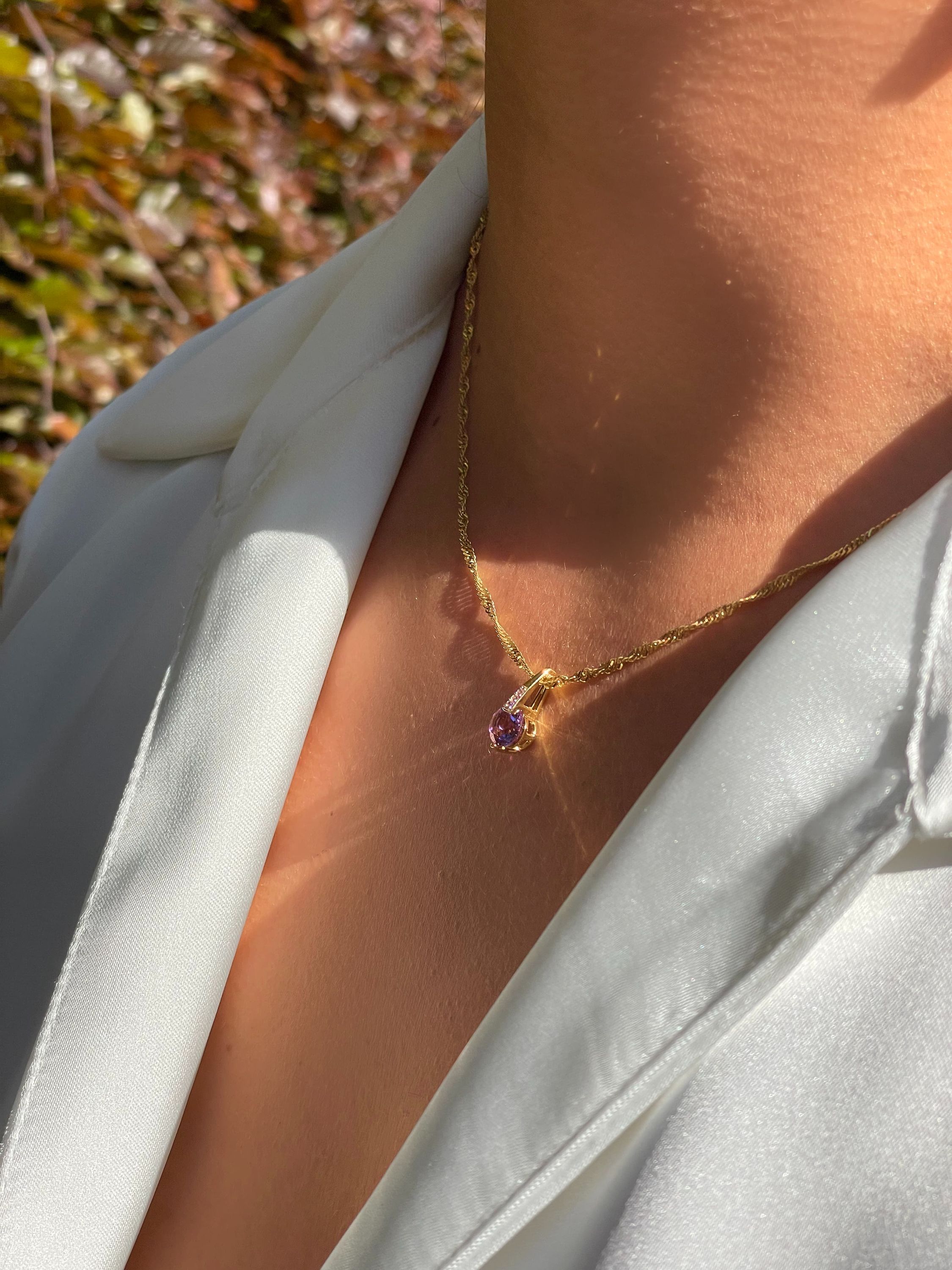 Damenanhänger aus echtem Gelbgold mit Amethyst Edelsteinen am Damendekollete - Kaydence | Skintype