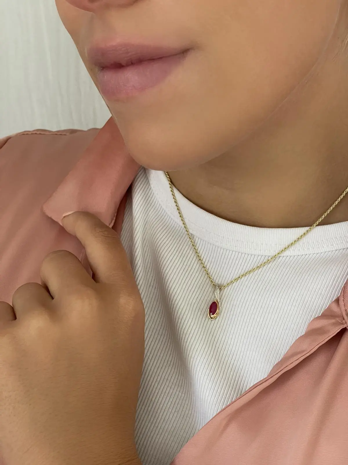 Eunundi | Anhänger aus echtem Gelbgold mit Rubin & Diamant | Ansicht 3