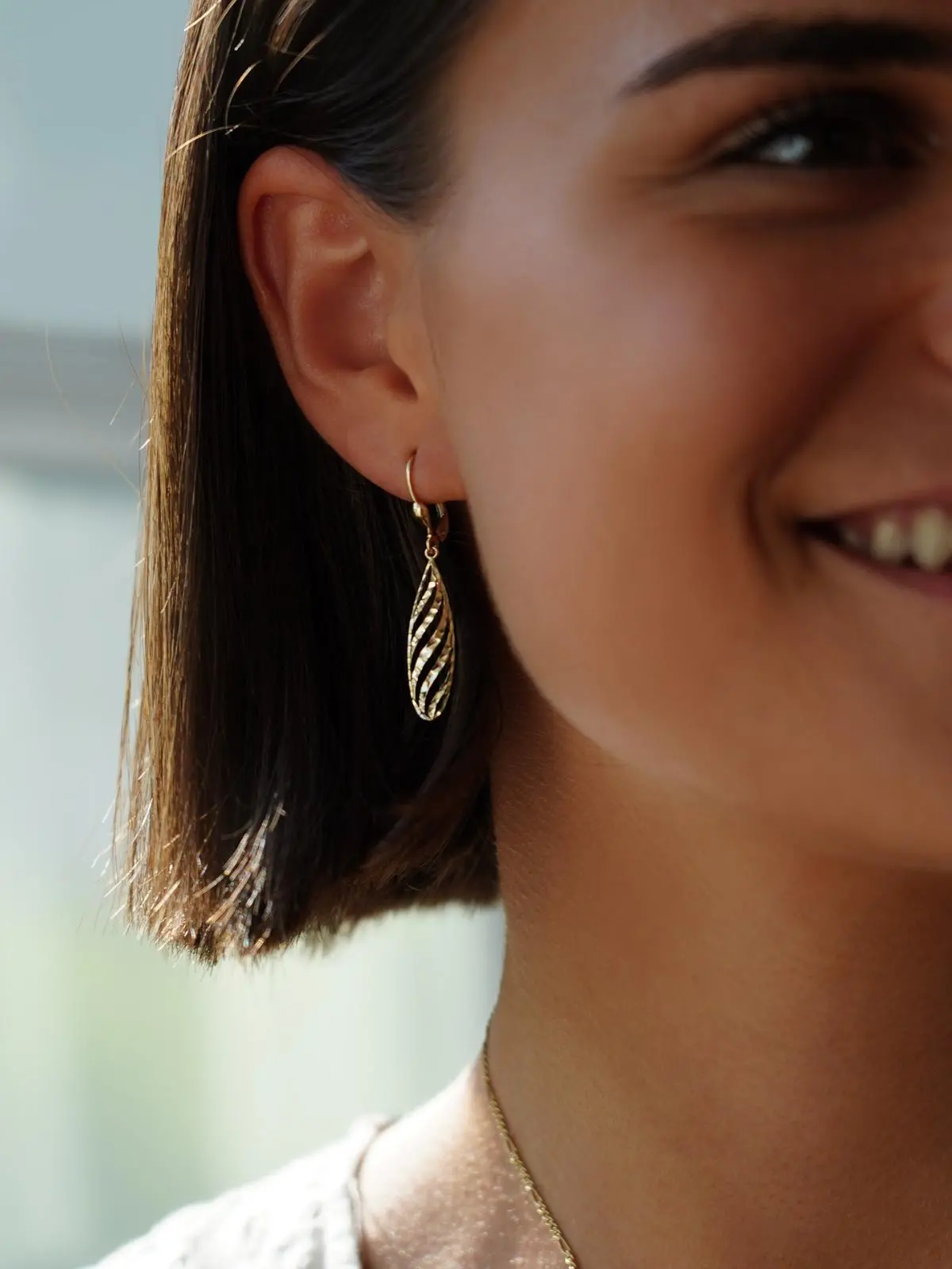 Damenohrringe aus echtem Gelbgold mit Diamantierung an Damenohr - Anastaisa | Skintype