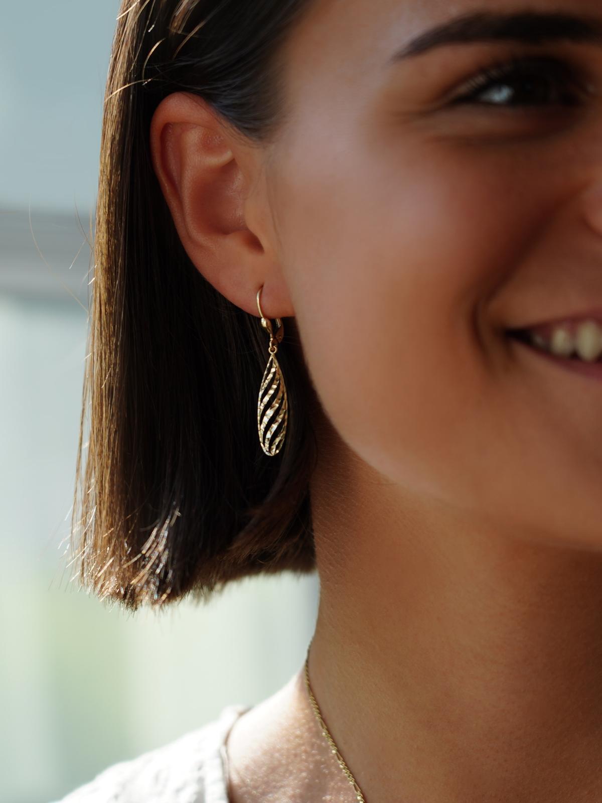 Damenohrringe aus echtem Gelbgold mit Diamantierung an Damenohr - Anastaisa | Skintype