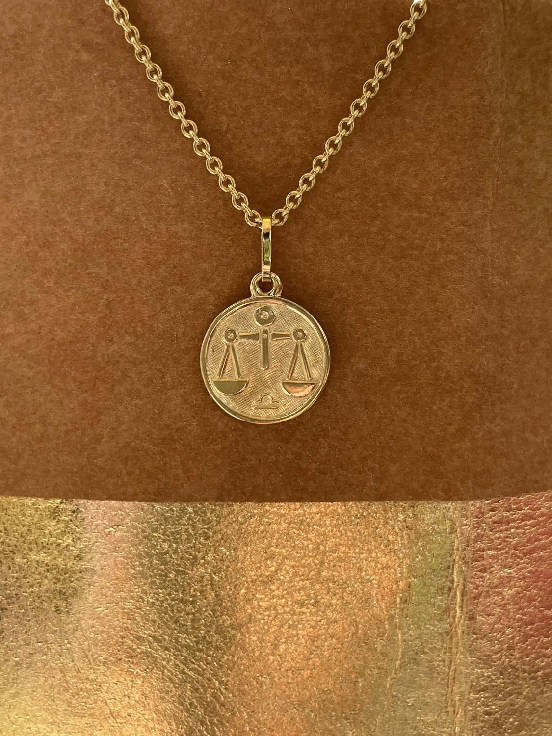 Unisexanhänger aus echtem Gelbgold Sternezeichen Waage an Papiertüte - Zodiac Round | Stilleben