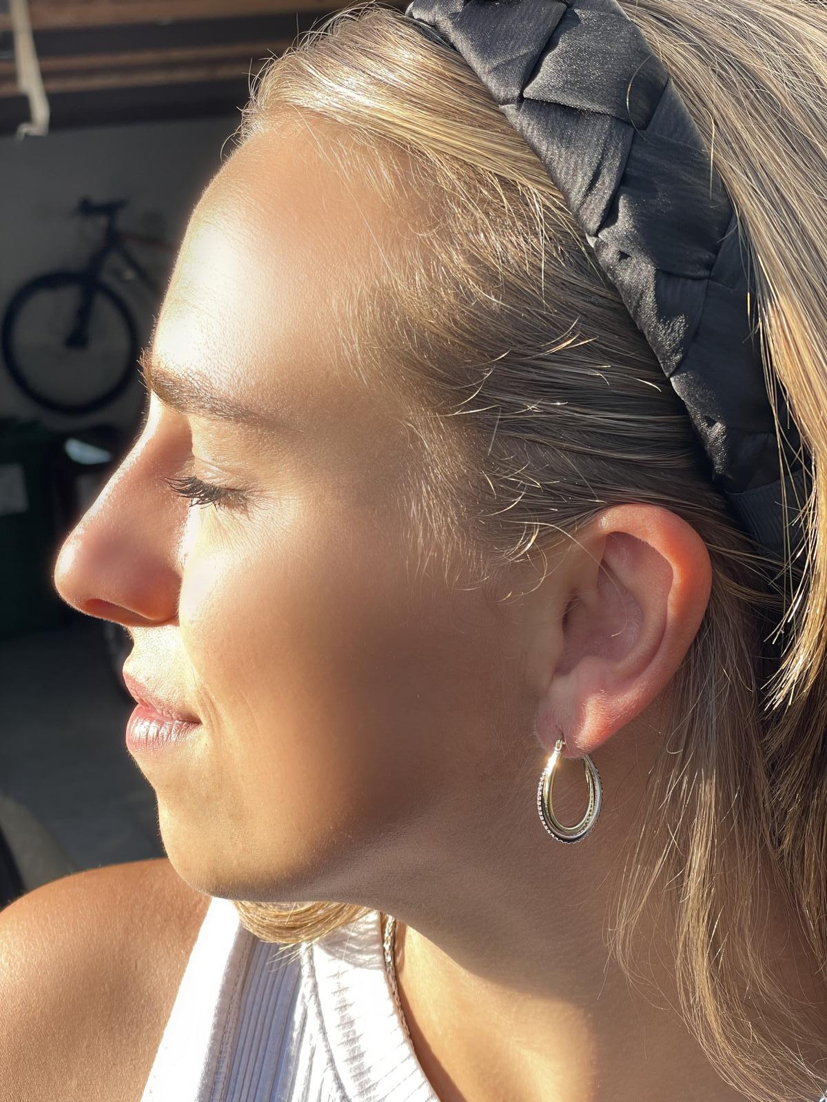 Damencreolen aus echtem Gelbgold & Weißgold mit Diamantierung am Damenohr - Jules | Skintype