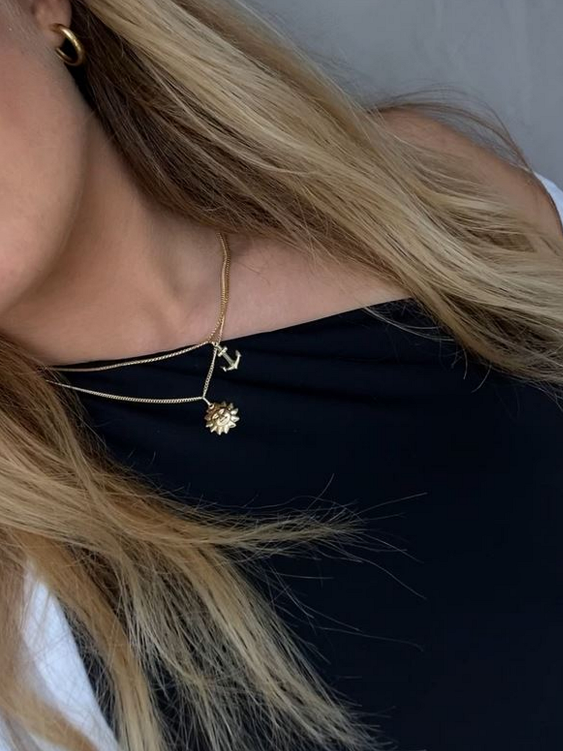 Damenanhänger aus echtem Gelbgold an Damendekollete - Amalfi | Skintype