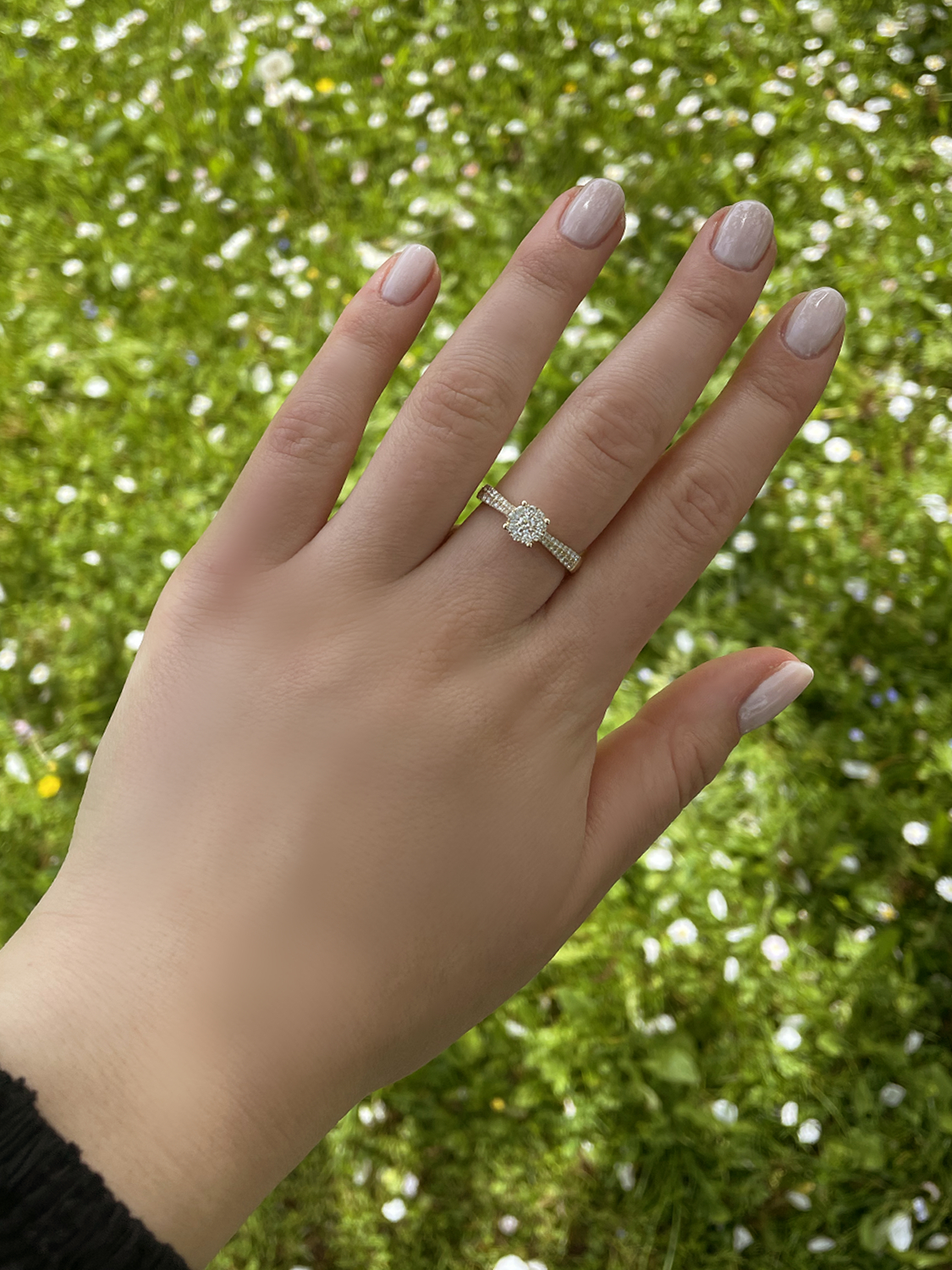 Verlobungsring aus echtem Gelbgold mit Diamant an Damenhand - Irina | Skintype