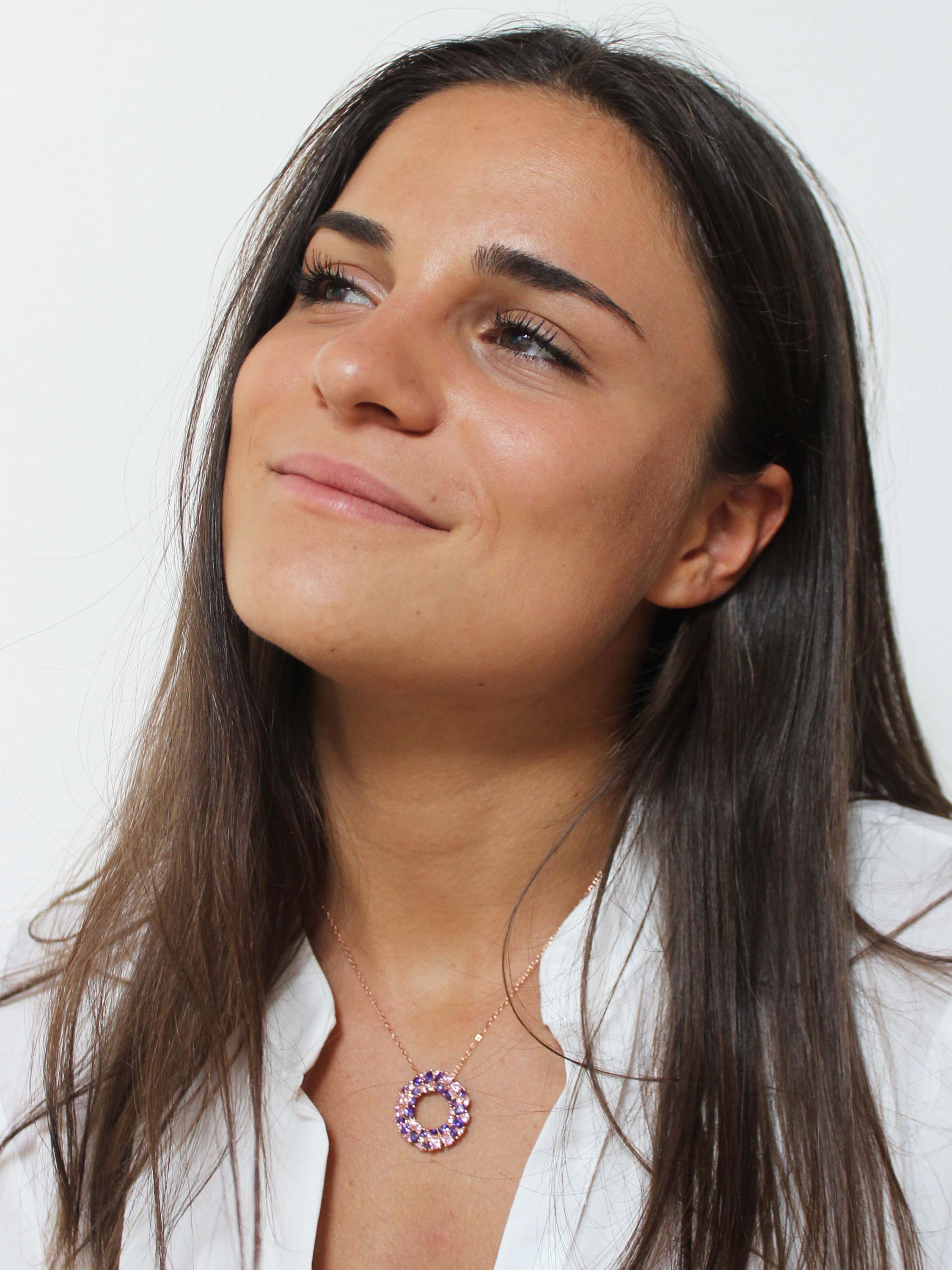 Halskette mit Anhänger aus echtem Sterlingsilber mit Zirkonia an Damendekollete - Lavendel | Skintype