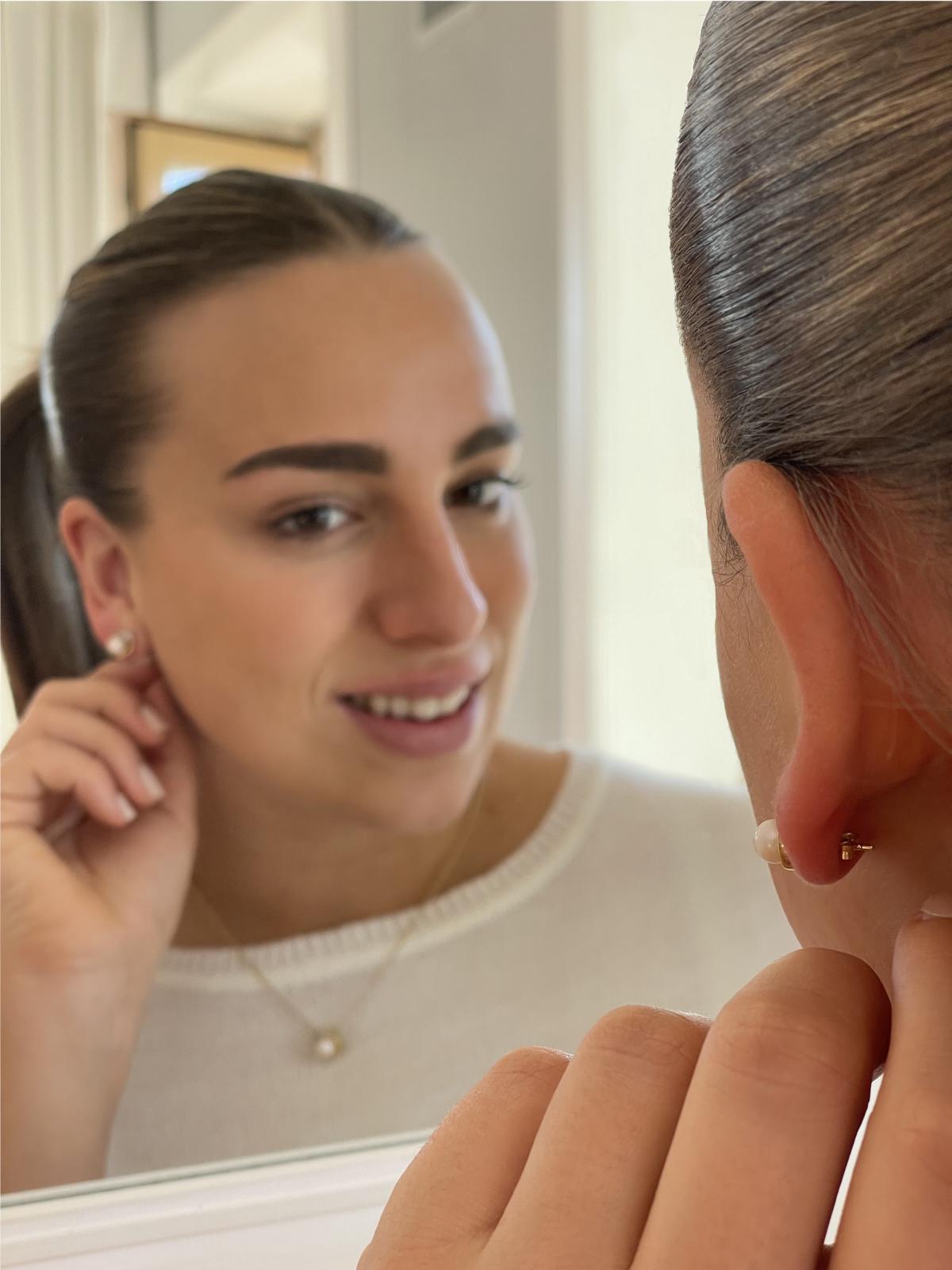 Damenohrringe aus echtem Gelbgold mit Süßwasserperle & Zirkonia an Damenohr - Mary Lou | Skintype