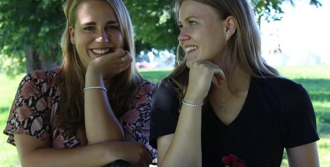 Zwei junge Damen tragen Silberschmuck mit Zirkonia 