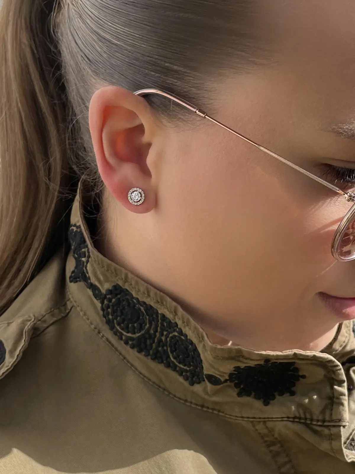 Damenohrringe aus echtem Gelbgold mit Zirkonia an Damenohr - Heathery | Skintype