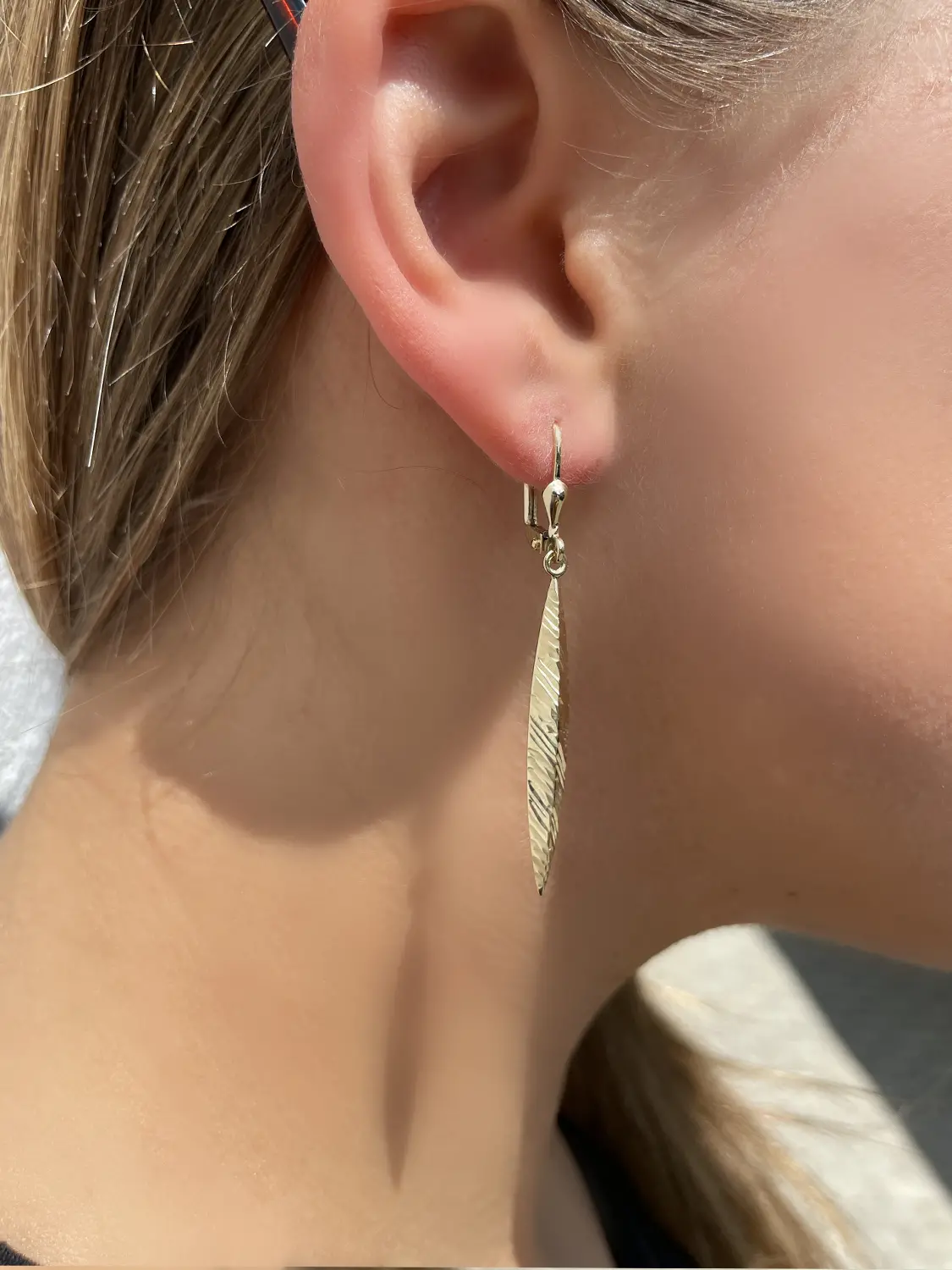 Damenohrringe aus echtem Gelbgold an Damenohr - Annesca | Skintype