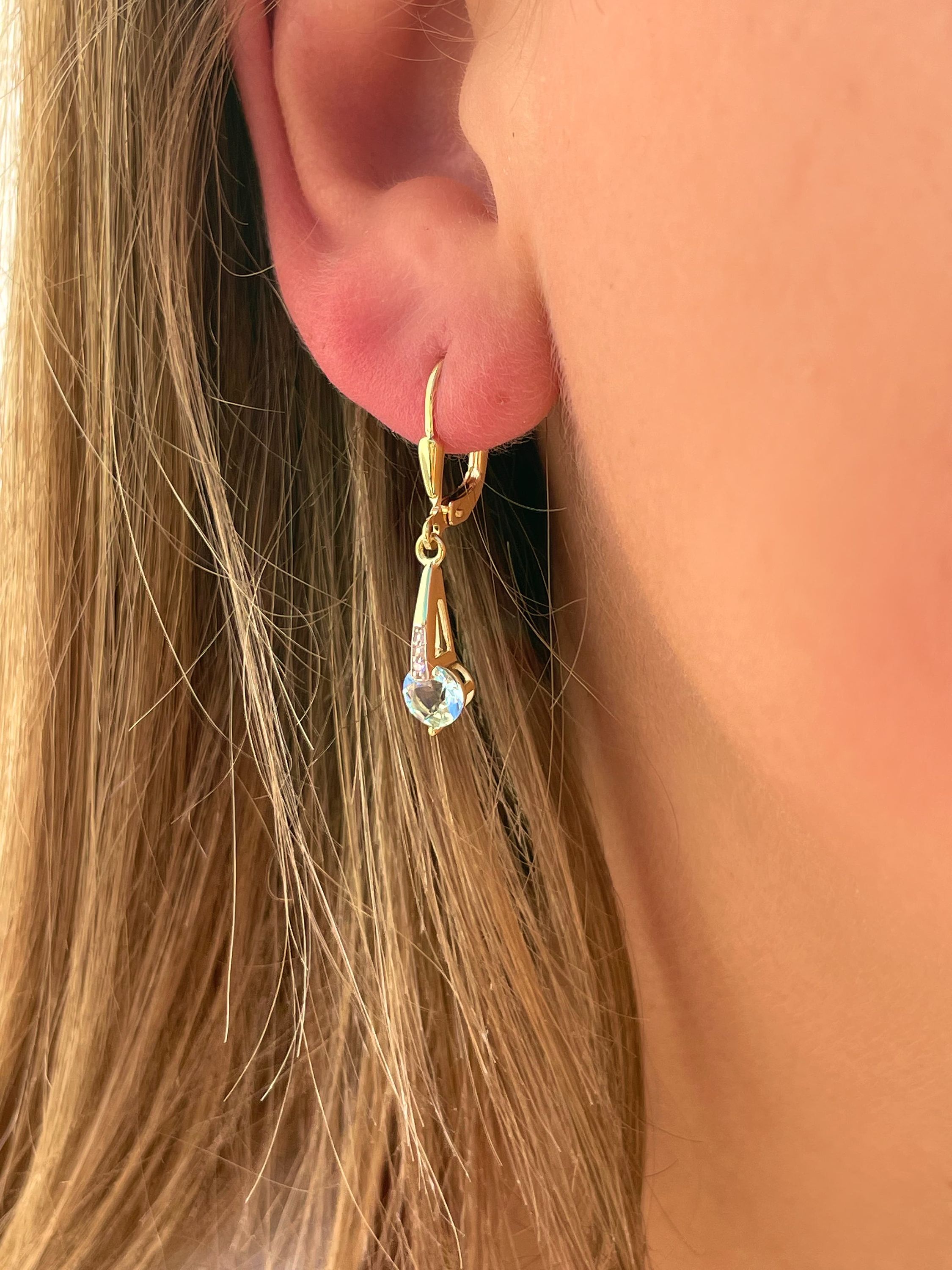 Damenohrring aus echtem Gelbgold mit Blautopas Edelsteinen am Damenohr - Kaydence | Skintype