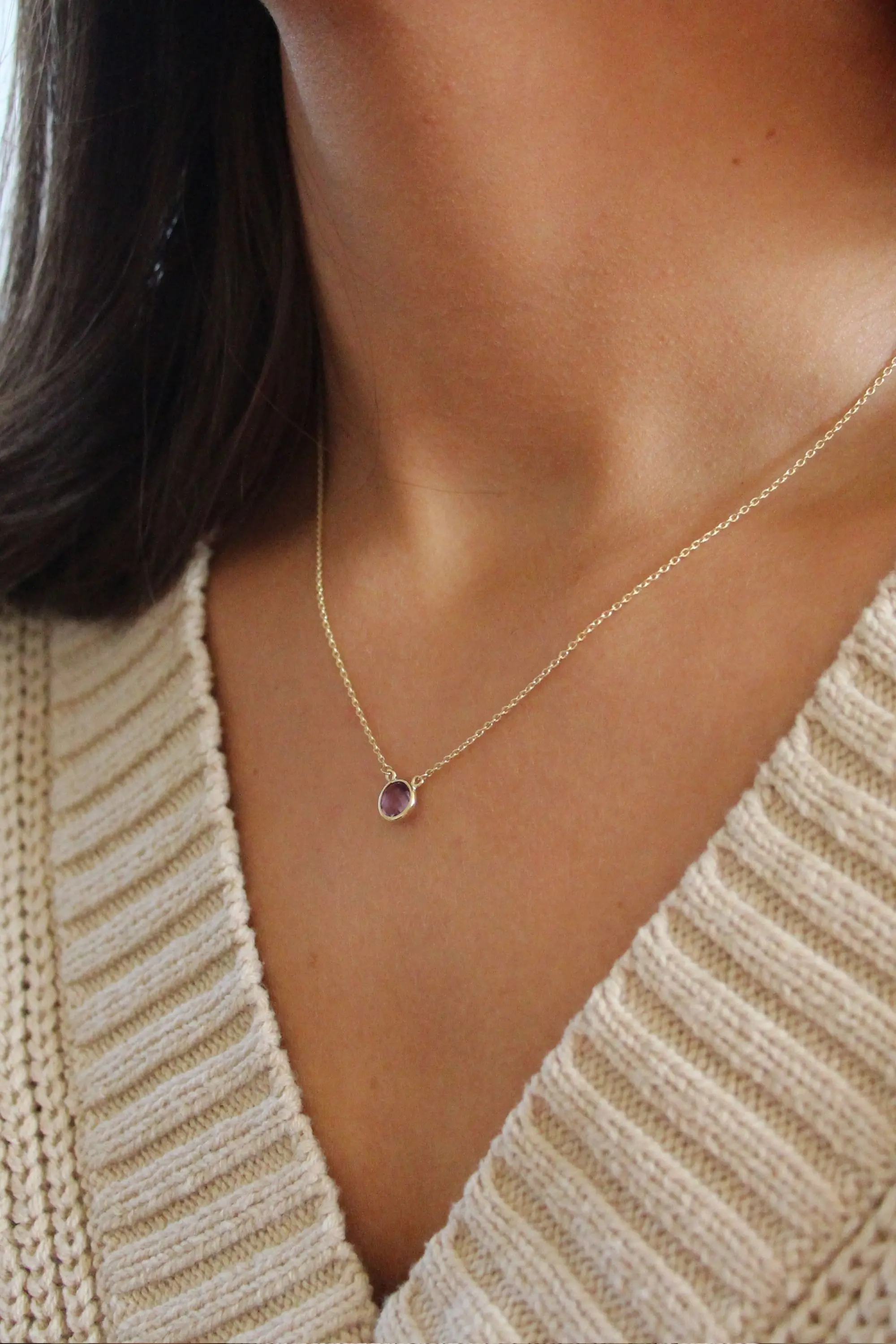 Halskette aus echtem Gelbgold mit Amethyst Edelstein an Damendekollete - Emmanuelle | Skintype