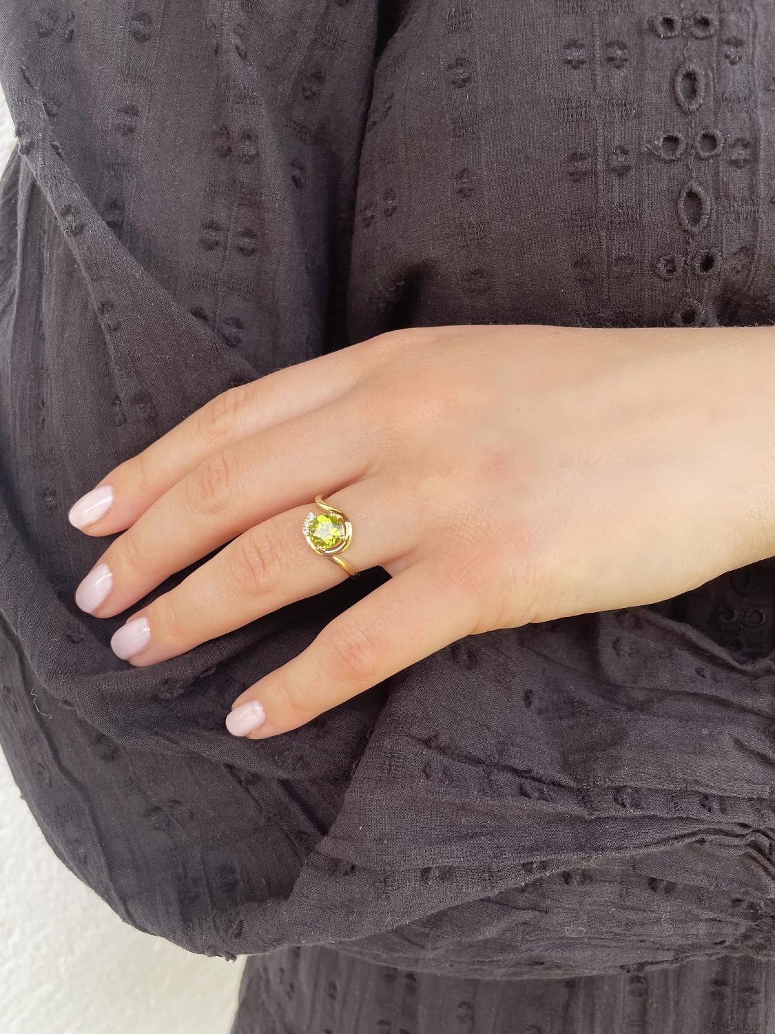 Damenring aus echtem Gelbgold mit weißen Zirkonia & Peridot Edelstein an Damenhand - Sala | Skintype