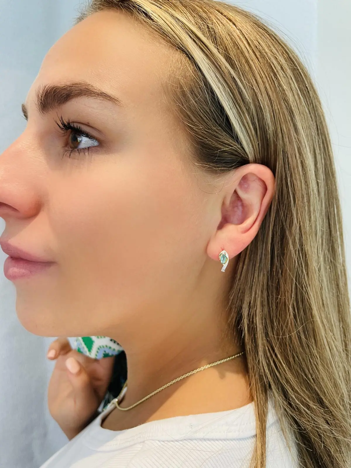 Eunundi | Ohrstecker aus echtem Gelbgold mit Smaragd | Ansicht 2