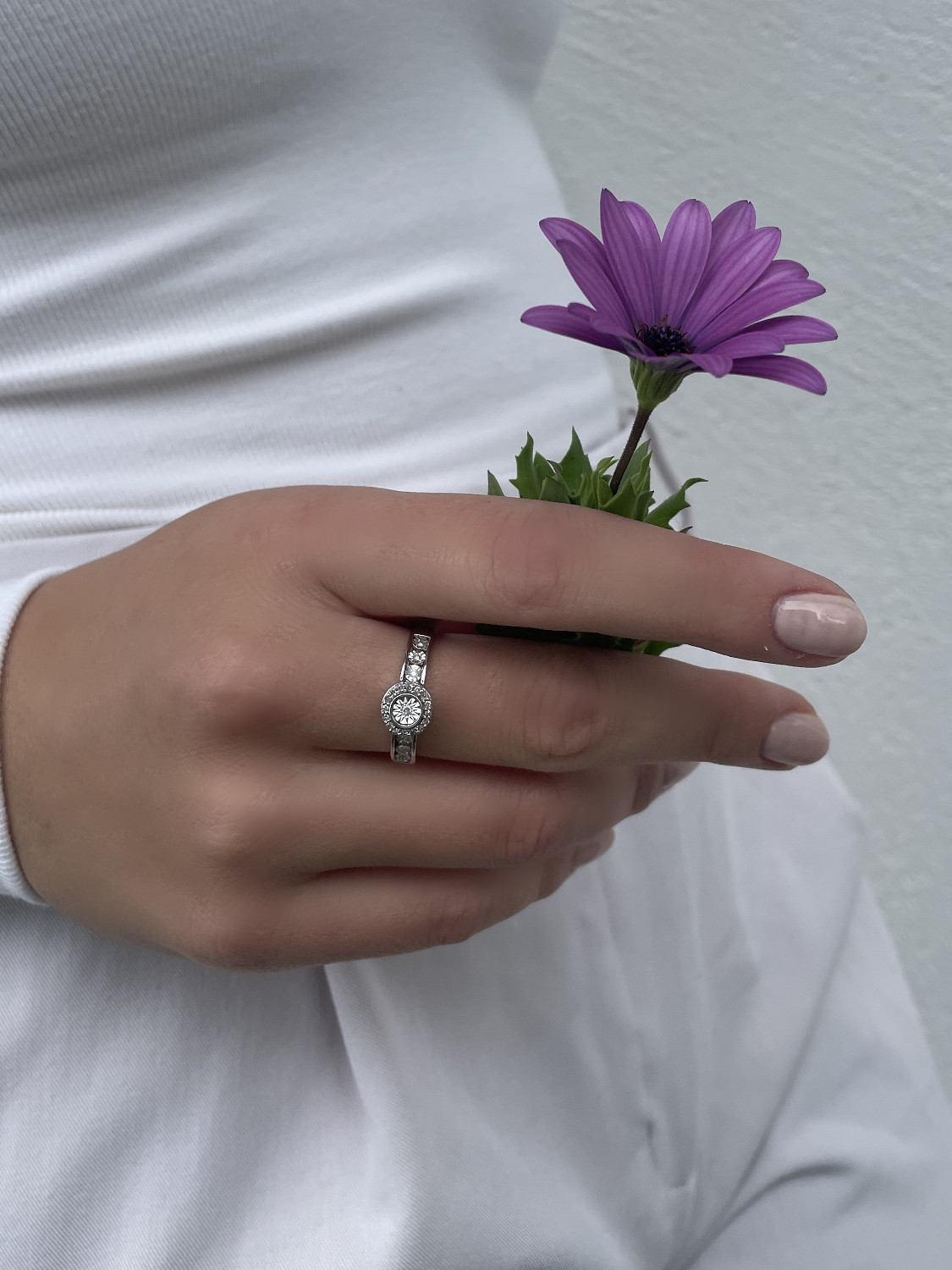Ring aus echtem Weißgold mit Diamant an Damenhand - Jana | Skintype