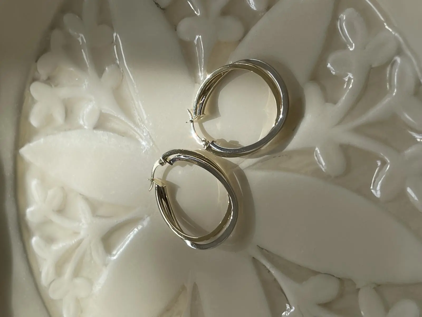 Damencreolen aus echtem Gelbgold & Weißgold - Isabella | Stilleben Damencreolen aus echtem Gelbgold & Weißgold - Isabella | Stilleben