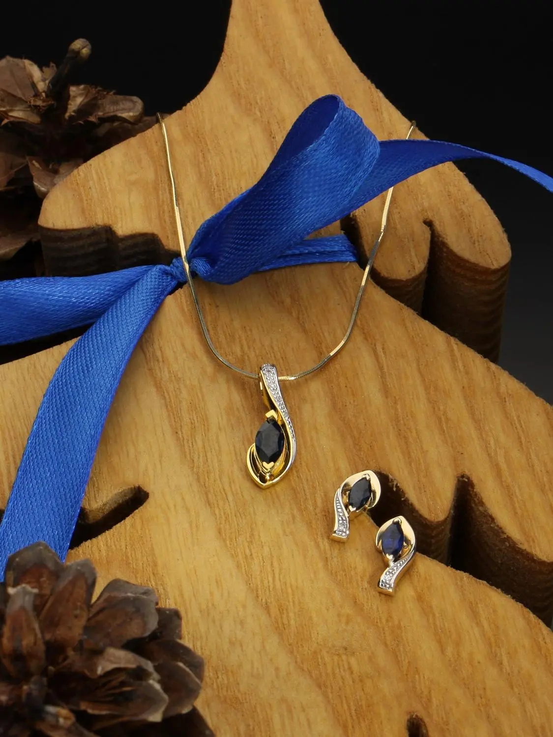 Eunundi | Ohrstecker aus echtem Gelbgold mit Saphir | Ansicht 9