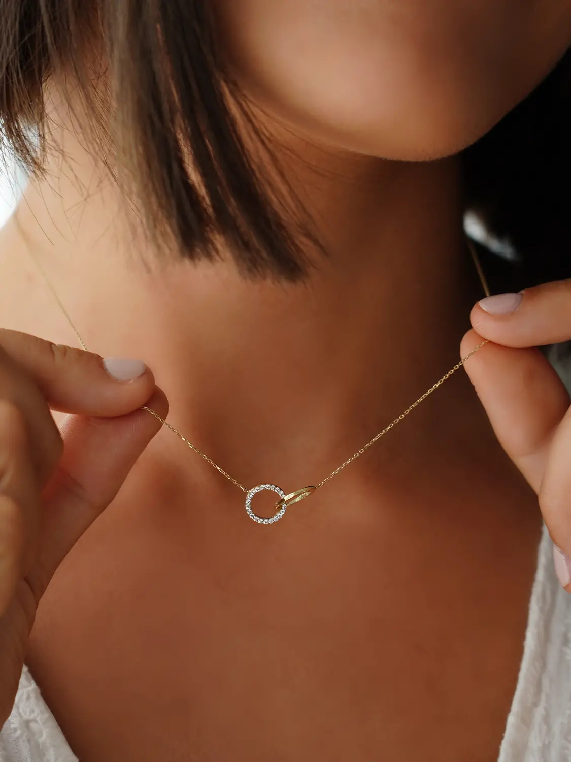 Halskette aus echtem Gelbgold mit weißen Zirkonia an Damendekollete - Dajana | Skintype