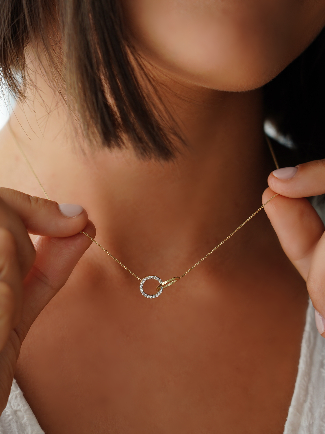 Halskette aus echtem Gelbgold mit weißen Zirkonia an Damendekollete - Dajana | Skintype