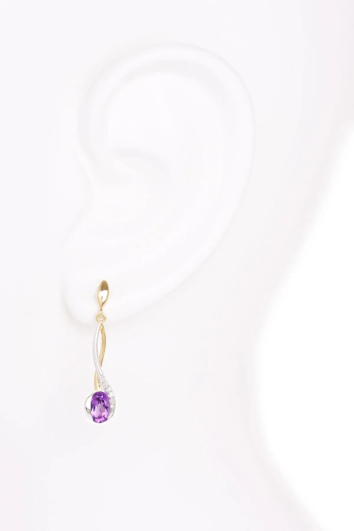 Damenohrringe aus echtem Gelbgold mit Amethyst Edelstein - Maia | Büstenansicht