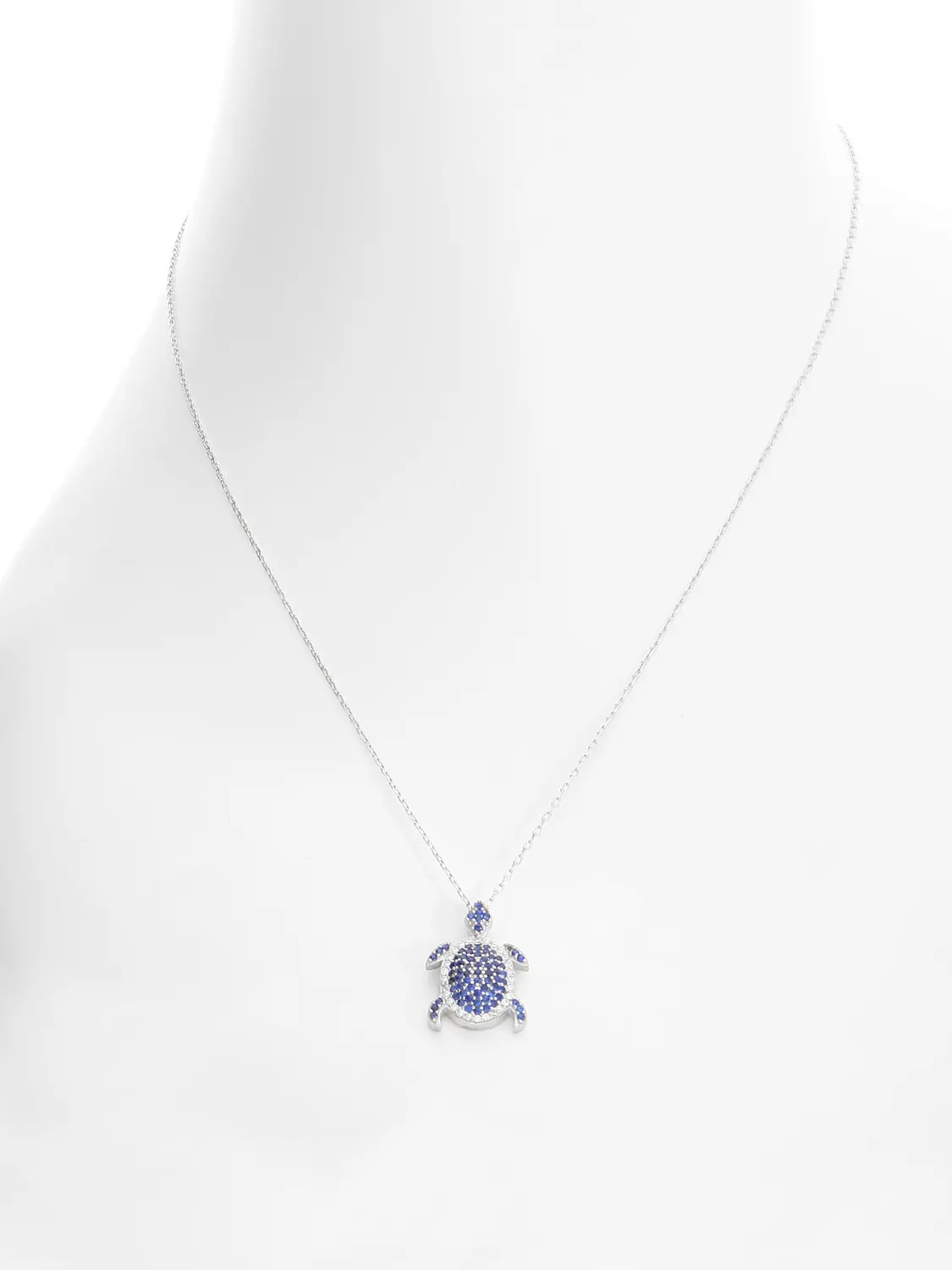 Halskette mit Anhänger aus echtem Sterlingsilber mit dunkelblauen Zirkonia - Patteka | Büstenansicht