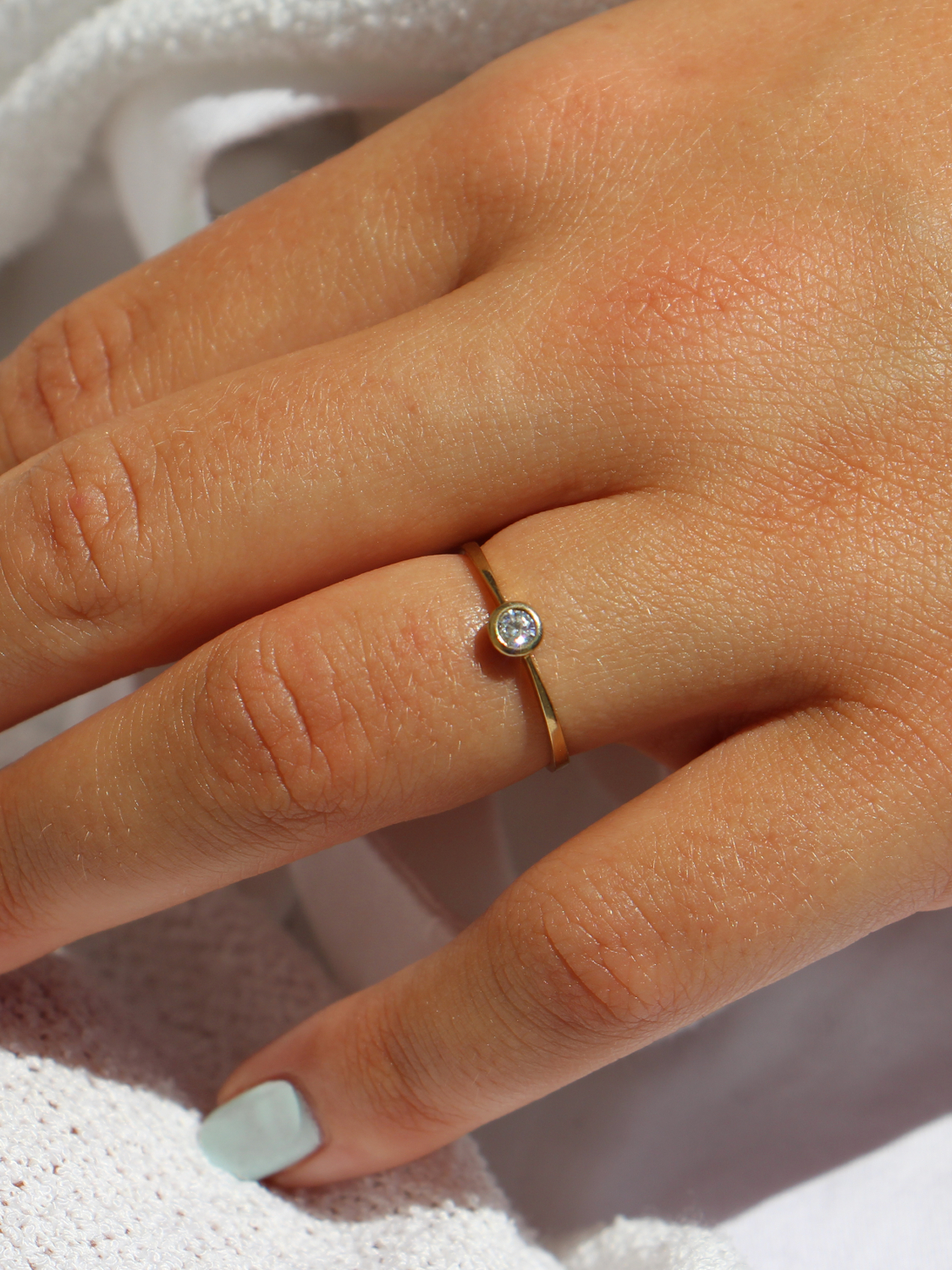 Verlobungsring aus echtem Gelbgold mit Zirkonia an Damenhand - Nuance | Skintype