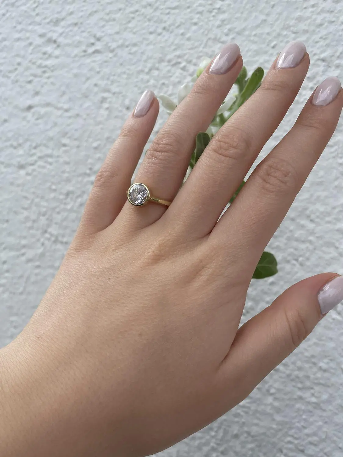 Verlobungsring aus echtem Gelbgold mit Zirkonia an Damenhand - Fascinating | Skintype