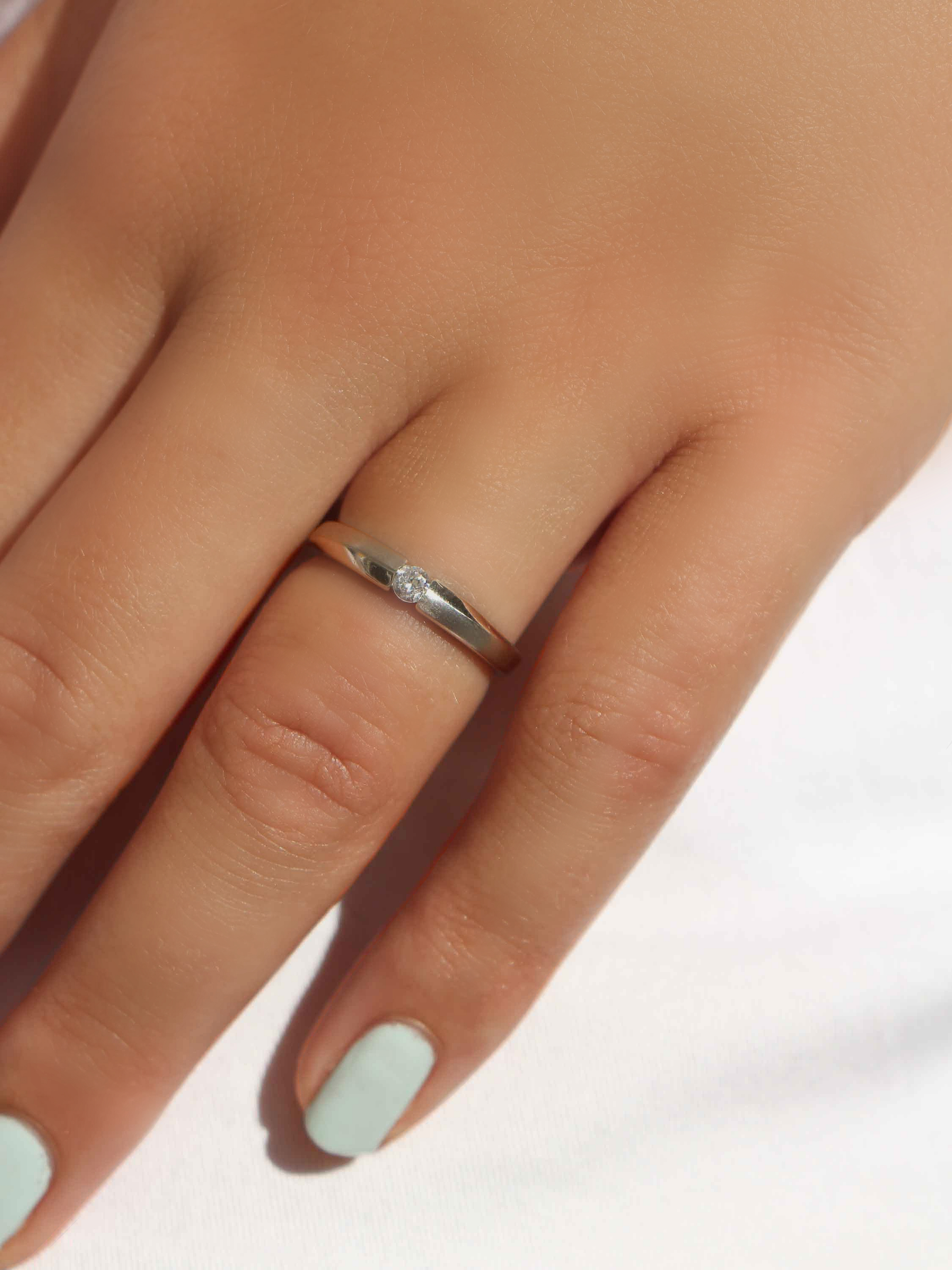 Verlobungsring aus echtem Weißgold mit Zirkonia an Damenhand - Pure Love | Skintype