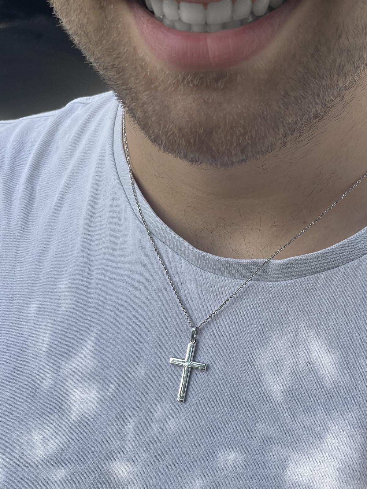 Kreuzanhänger für Damen & Herren aus echtem Sterlingsilber an Herrendekollete - Hoss | Skintype