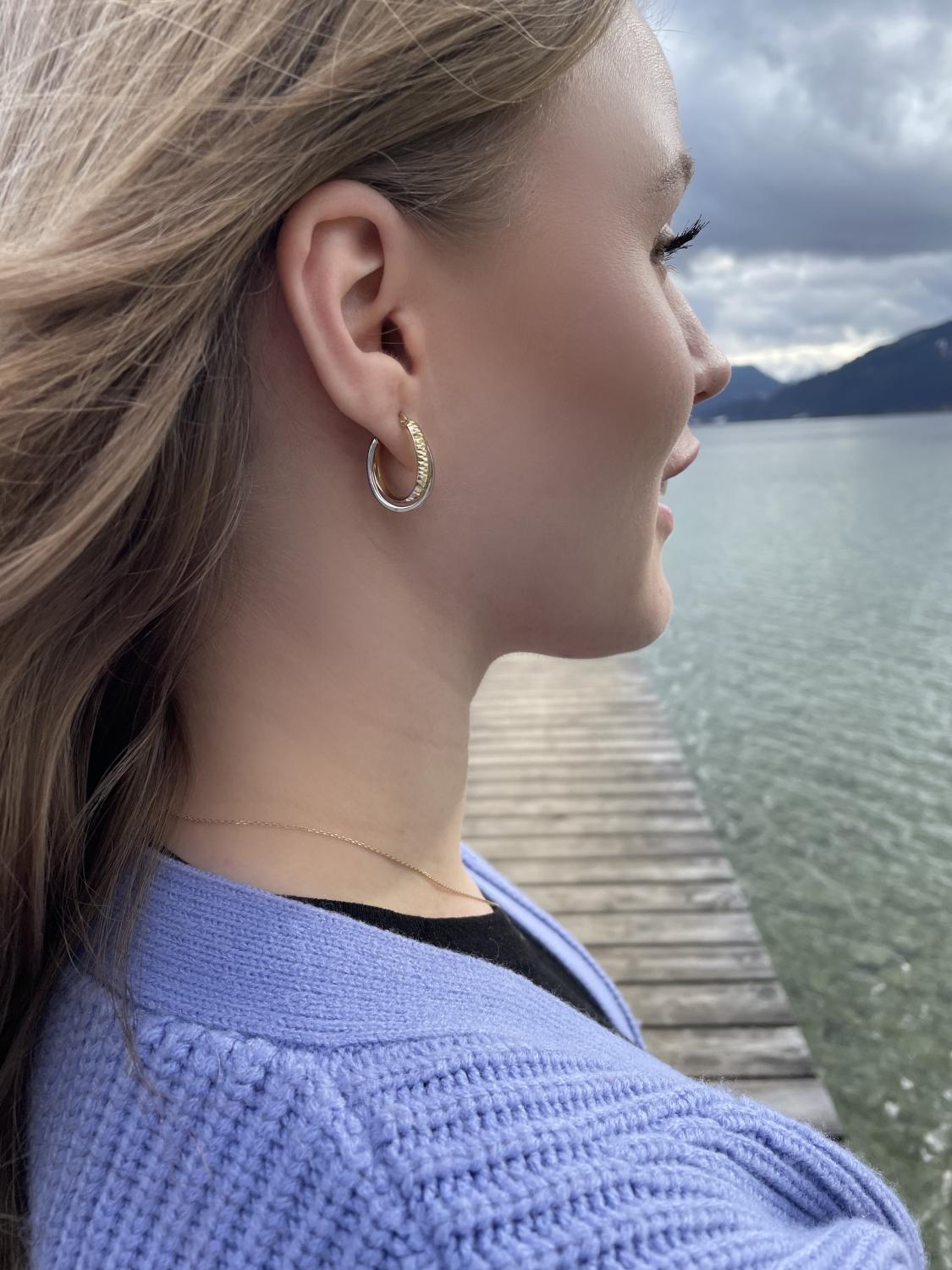 Damencreolan aus echtem Gelbgold & Weißgold mit Diamantierung an Damenohr - Juliana | Skintype