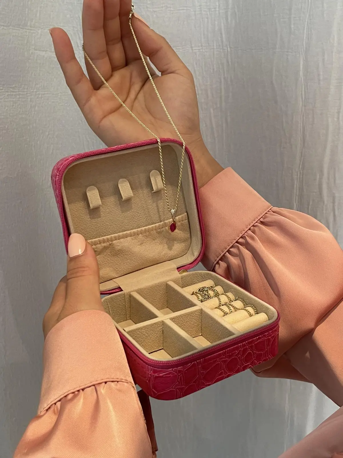 Eunundi | Anhänger aus echtem Gelbgold mit Rubin & Diamant | Ansicht 5