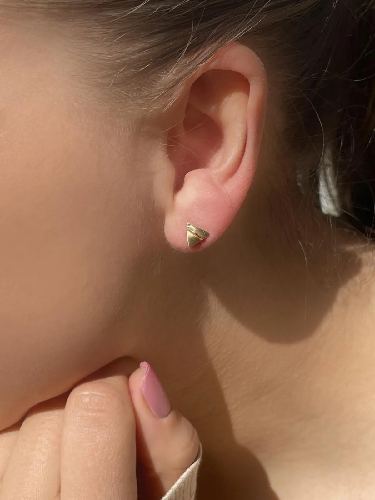 Damenohrringe aus echtem Gelbgold an Damenohr - Triangel | Skintype