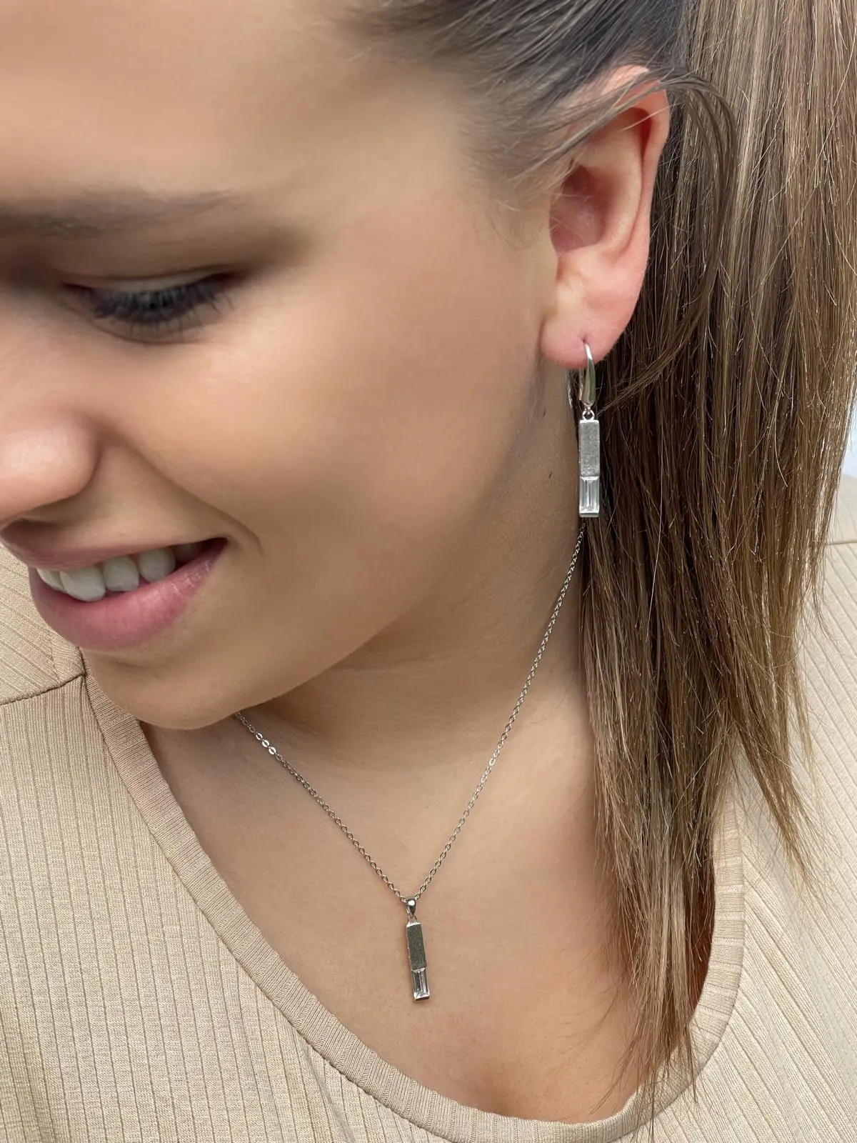 Halskette für Damen & Mädchen aus echtem Sterlingsilber mit weißen Zirkonia an Dekolleté - Barbie | Skintype