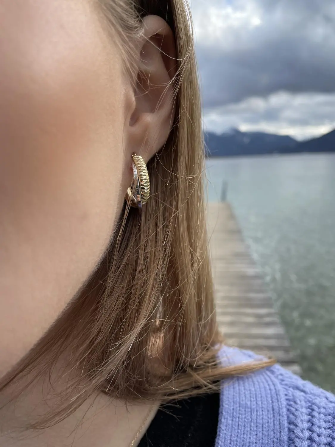 Damencreolan aus echtem Gelbgold & Weißgold mit Diamantierung an Damenohr - Juliana | Skintype Damencreolan aus echtem Gelbgold & Weißgold mit Diamantierung an Damenohr - Juliana | Skintype