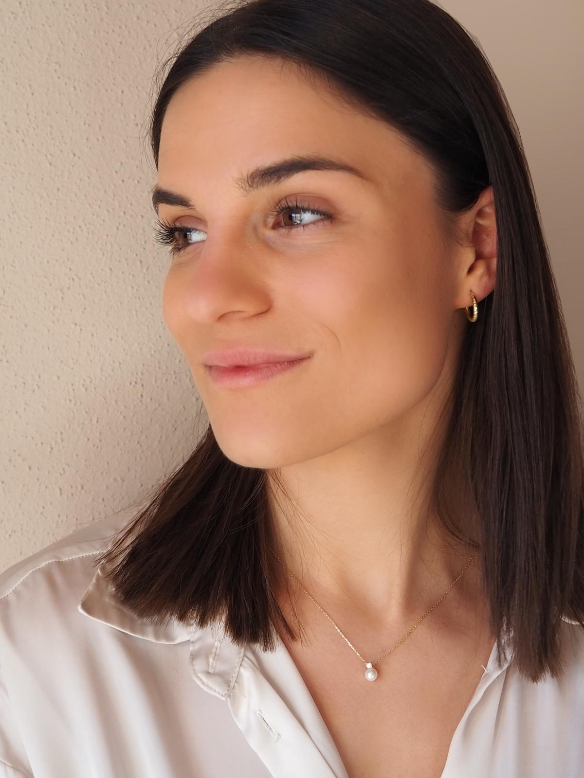 Anhänger aus echtem Gelbgold mit Zirkonia & Süßwasserperle an Damendekollete- Gracia | Skintype