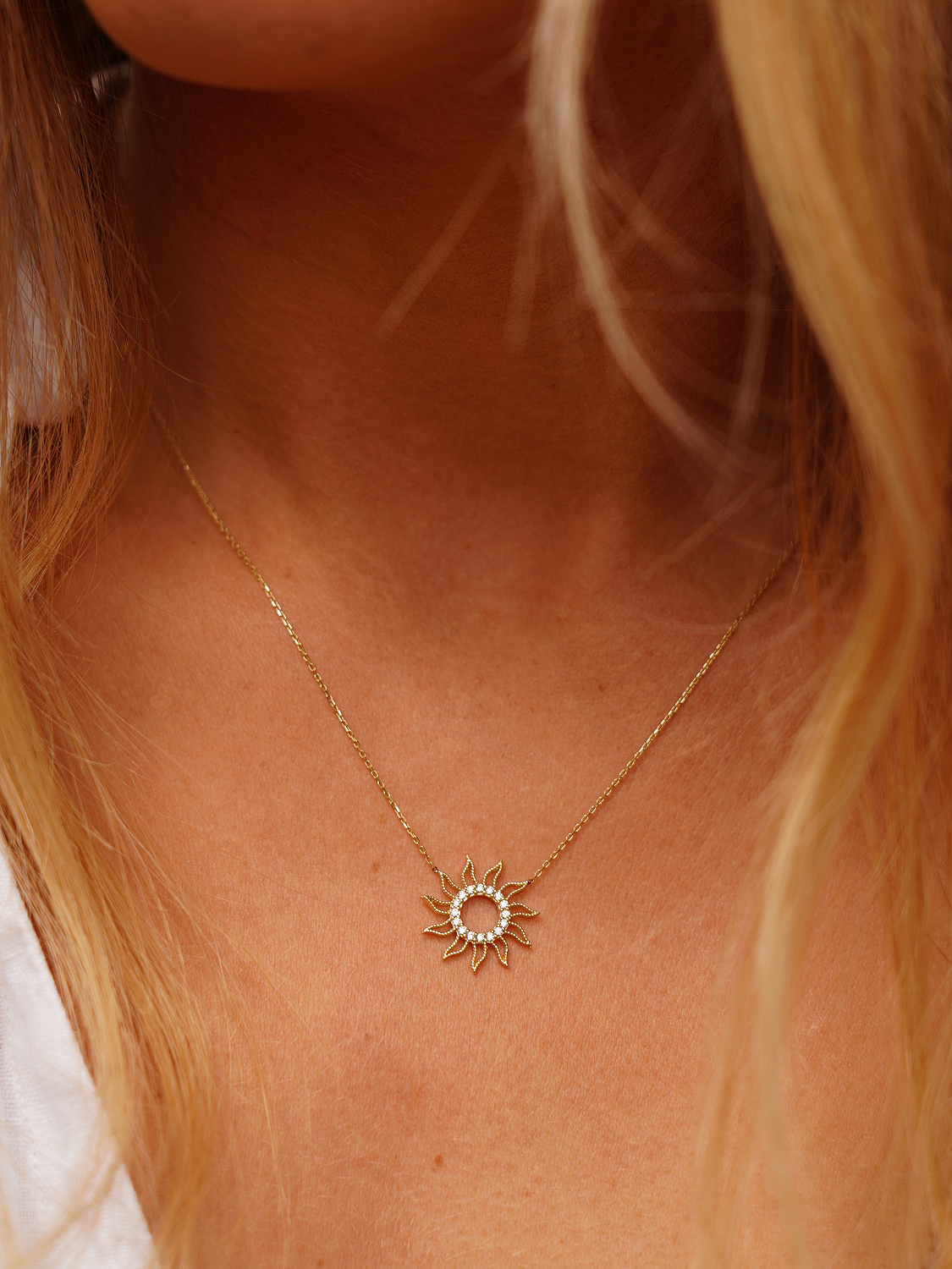 Halskette mit Anhänger aus echtem Gelbgold mit weißen Zirkonia an Damendekollete - Twinkle | Skintype