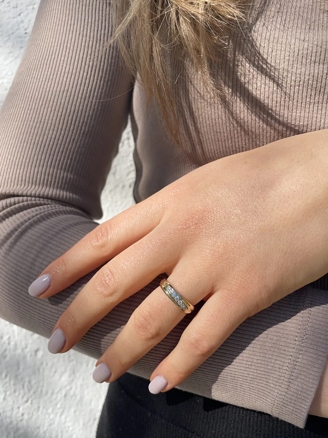 Damenring aus echtem Gelbgold mit Zirkonia an Damenhand - Le Loiret | Skintype