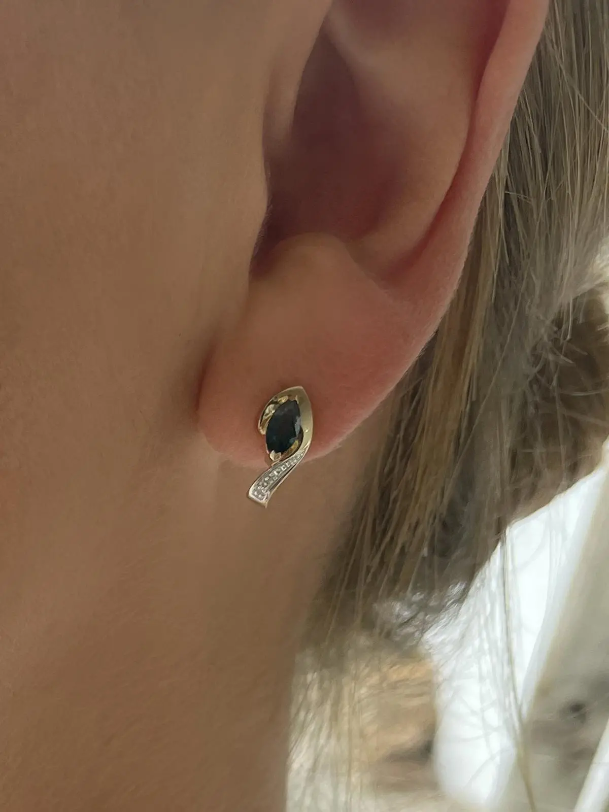 Eunundi | Ohrstecker aus echtem Gelbgold mit Saphir | Ansicht 2